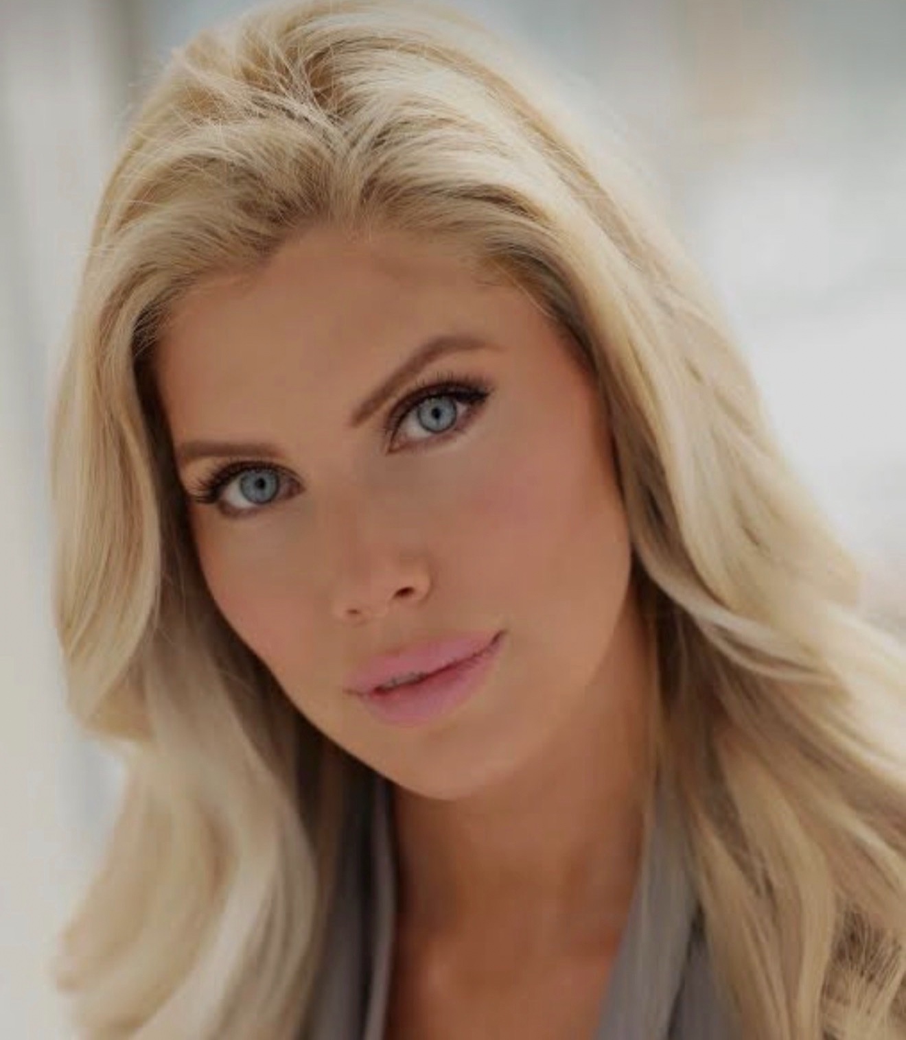 Stefanie Bloom, host